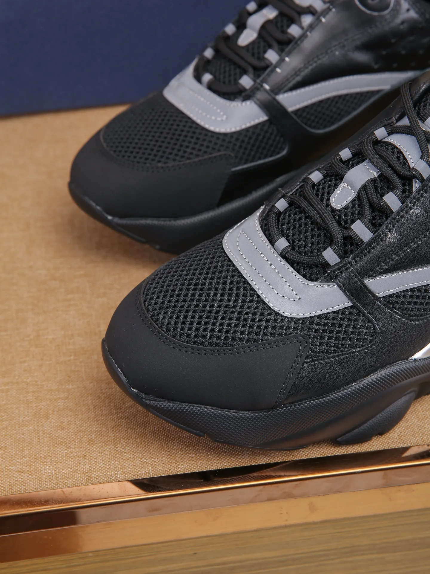 Factory price: 460💰Dior’s top version of D’s b22 men’s sports shoes. Inspired by retro running styles, the chunky low-top silhouette features gray calf leather and blue and white mesh fabric uppers, atop a black, white and blue engraved rubber sole. Nylon ribbon accents the blue mesh tongue and heel counter, and a "dio~" logo appears on the side. Pair it with a suit for a striking contrast and add a sportswear-chic edge to your look. The thick sole can be about 4cm~ Size: 38-45, [46, 47 customized]